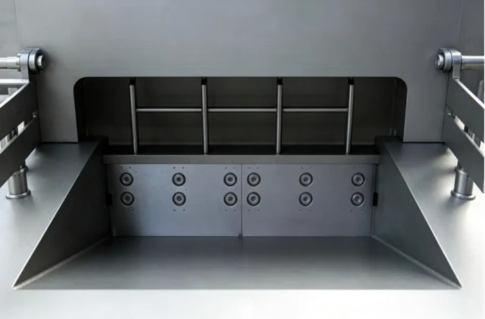 QK-ST frozen meat cutter — block loading and cutting operation